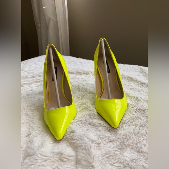 Neon Yellow Shoemint Pumps - Picture 10 of 16